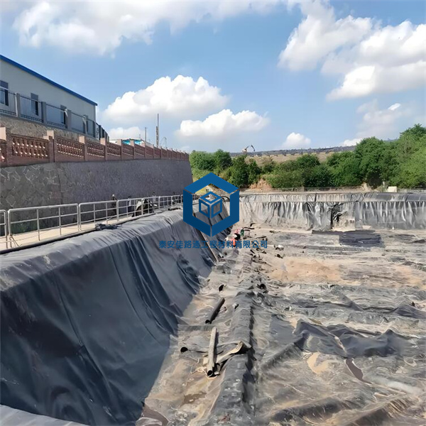 1.5mm土工膜在堆浸场中的施工及作用 1.5mm土工膜在堆浸场中的施工及作用