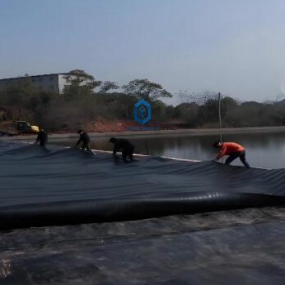 PE土工膜在人工湖项目中的铺设